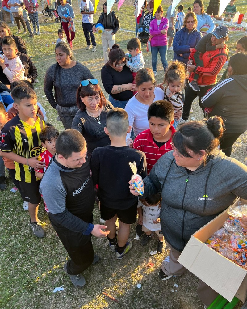 Voluntario repartiendo golosinas a los chicos