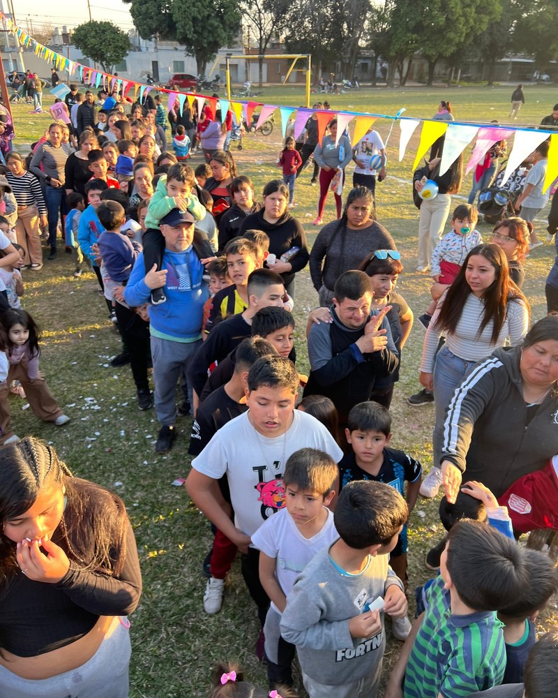 Familias y chicos en fila bajo los banderines del evento