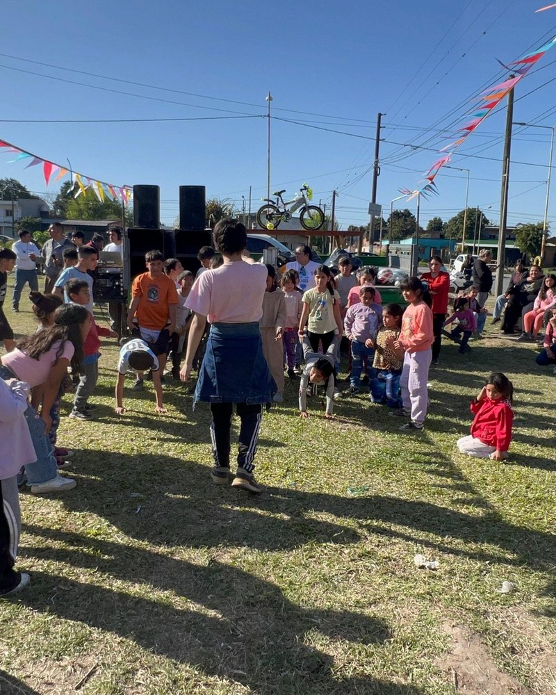 Chicos bailando frente al escenario con la animación