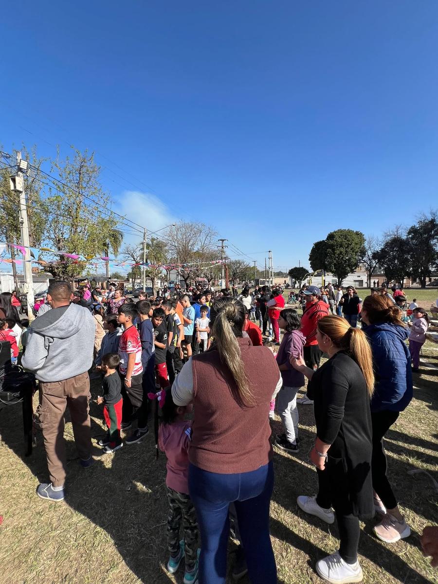 Chicos y familias en el evento solidario