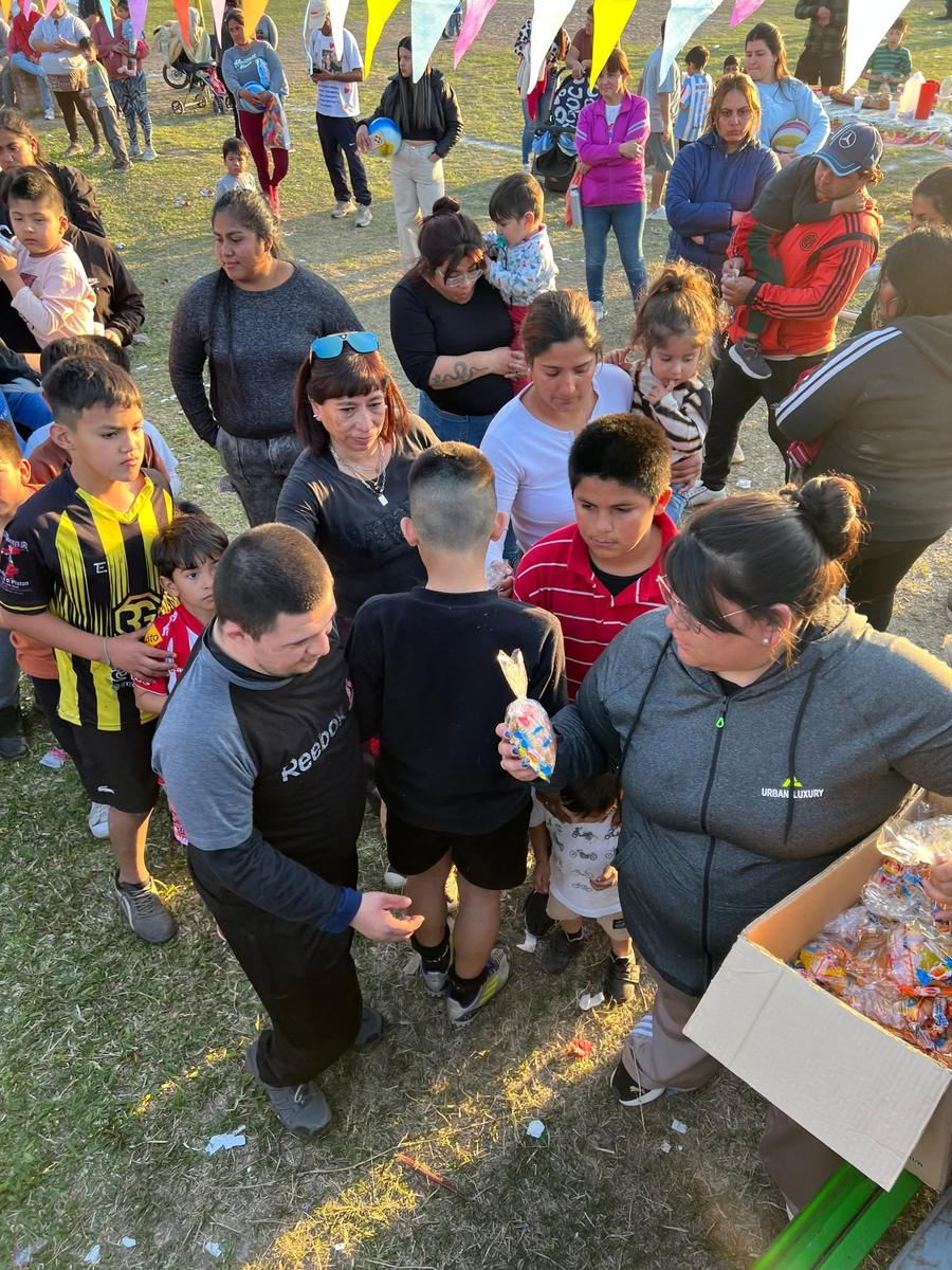 Voluntarios repartiendo golosinas a los chicos