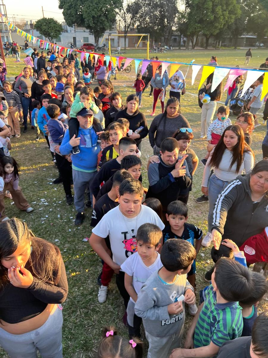 Familias reunidas en el predio del evento