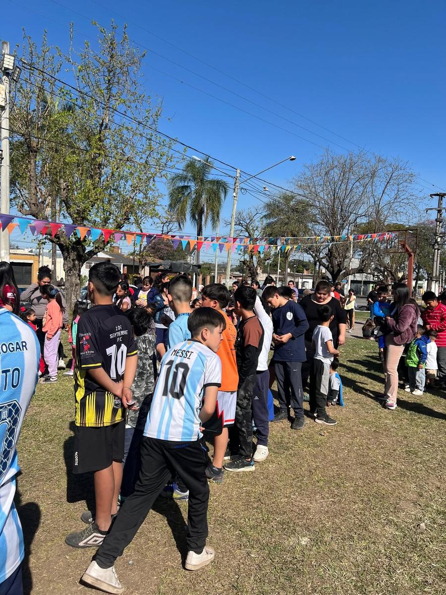 Chicos esperando en fila durante el evento