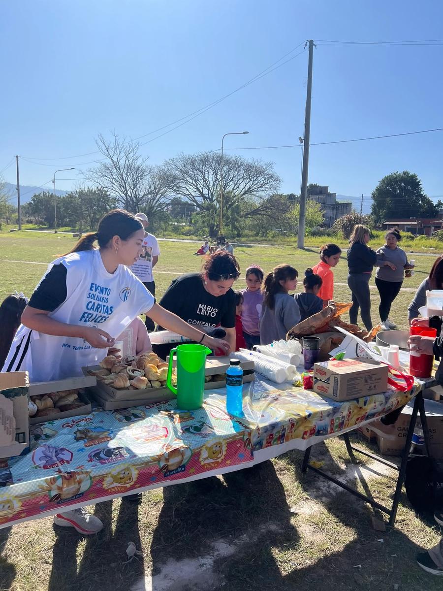 Voluntarias de Caritas Felices sirviendo meriendas