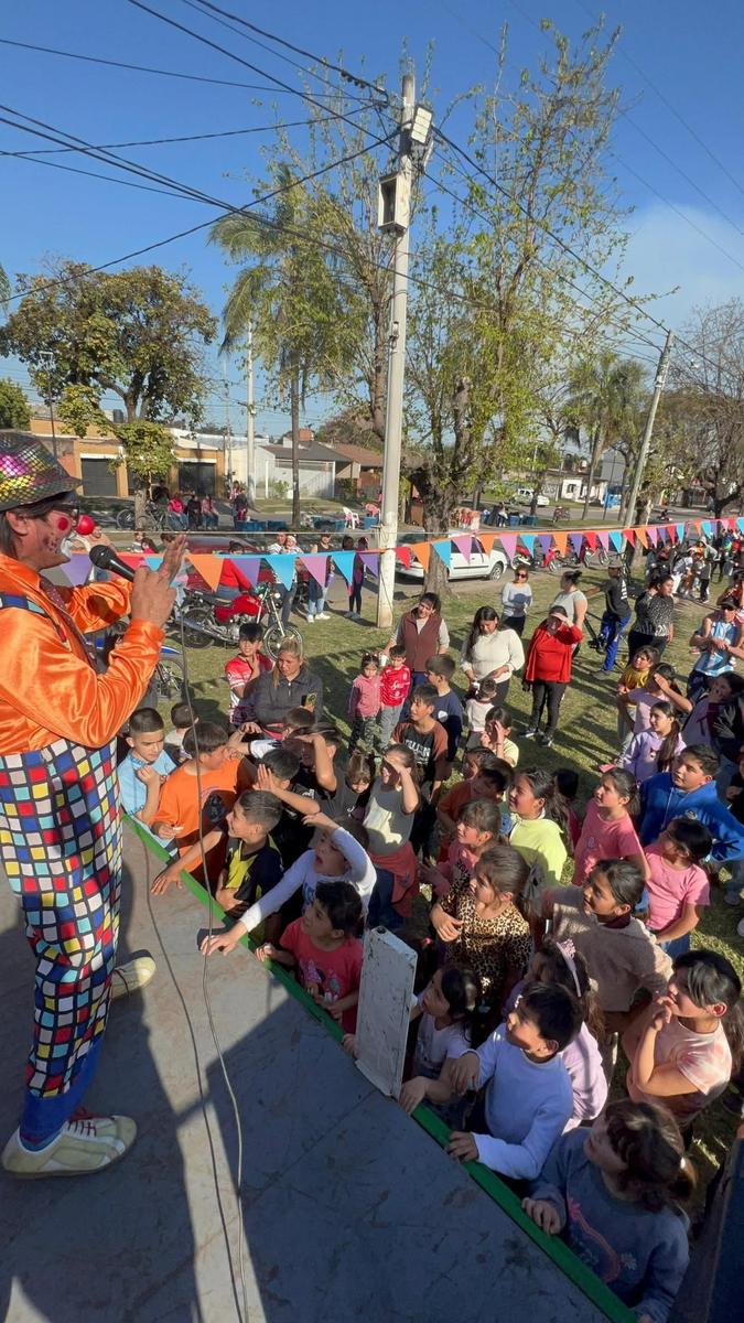 Animación con payaso para los chicos en el evento solidario