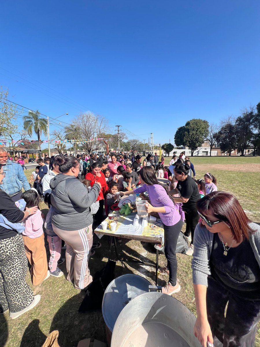 Voluntarias sirviendo agua a los chicos en el evento