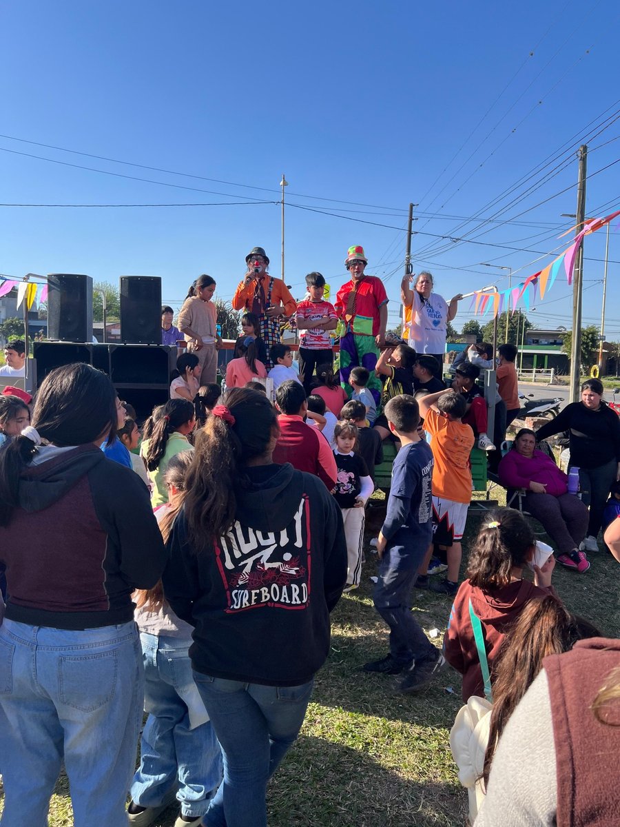 Payasos animando a los chicos arriba del escenario